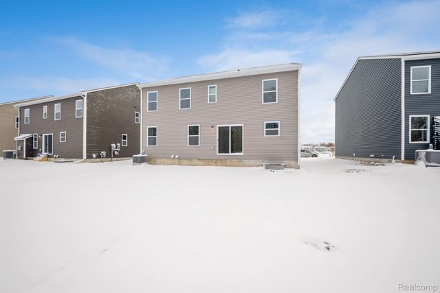 435 Hidden River W, Holly Township, MI 48442