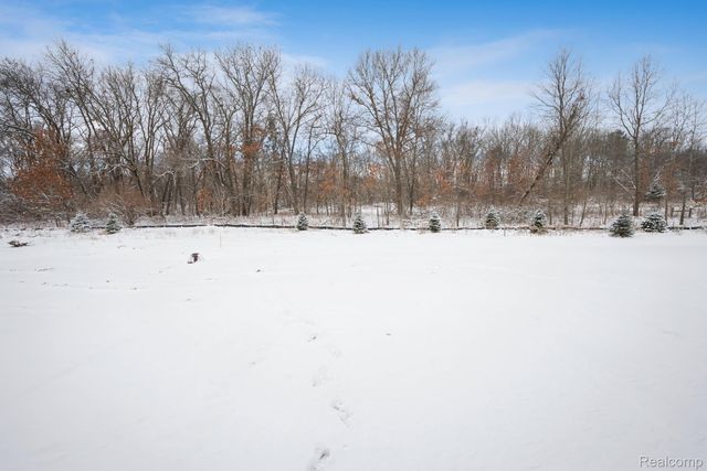 435 Hidden River W, Holly Township, MI 48442