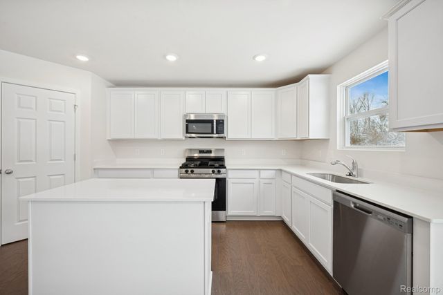 435 Hidden River W, Holly Township, MI 48442