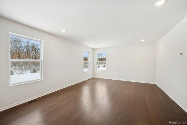 435 Hidden River W, Holly Township, MI 48442