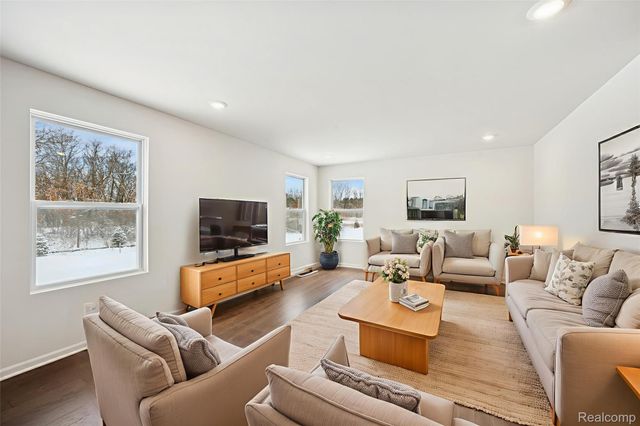 435 Hidden River W, Holly Township, MI 48442