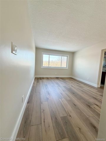 23556 Candace Drive, Rockwood, MI 48173