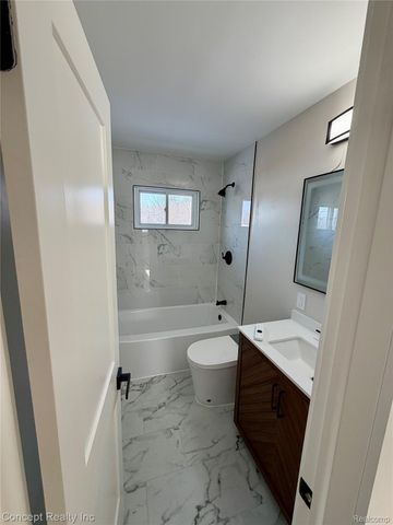 23556 Candace Drive, Rockwood, MI 48173