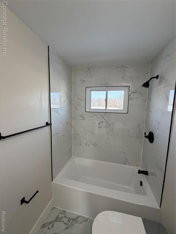 23556 Candace Drive, Rockwood, MI 48173