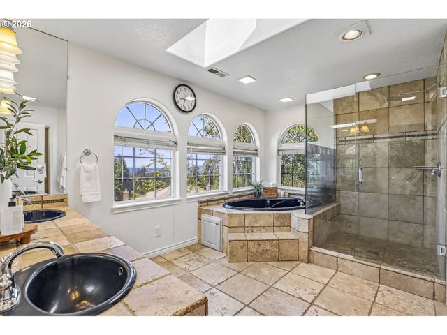 9750 Se WESTVIEW Ct, Happy Valley, OR 97086