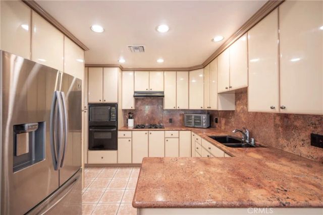 24420 Victory, West Hills, CA 91367