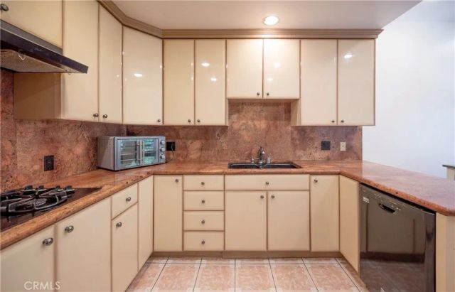 24420 Victory, West Hills, CA 91367