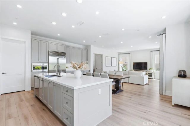 63 Longchamp, Irvine, CA 92602