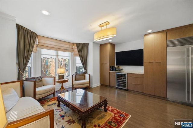 29 Victoria Place, Fort Lee, NJ 07024