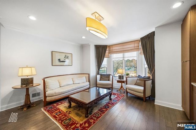 29 Victoria Place, Fort Lee, NJ 07024