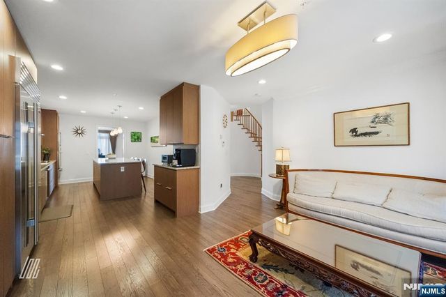 29 Victoria Place, Fort Lee, NJ 07024