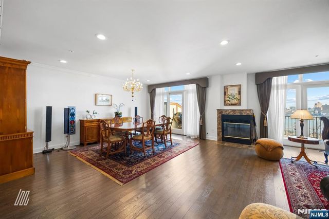 29 Victoria Place, Fort Lee, NJ 07024