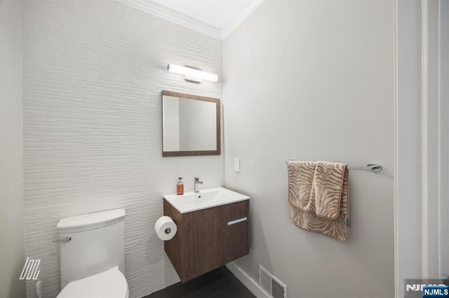 29 Victoria Place, Fort Lee, NJ 07024