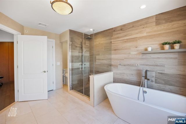 29 Victoria Place, Fort Lee, NJ 07024