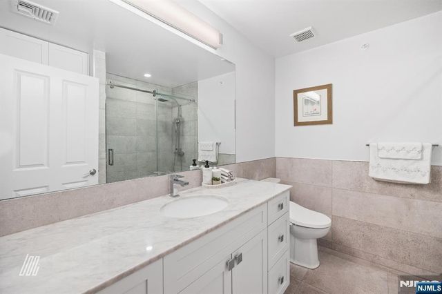 29 Victoria Place, Fort Lee, NJ 07024