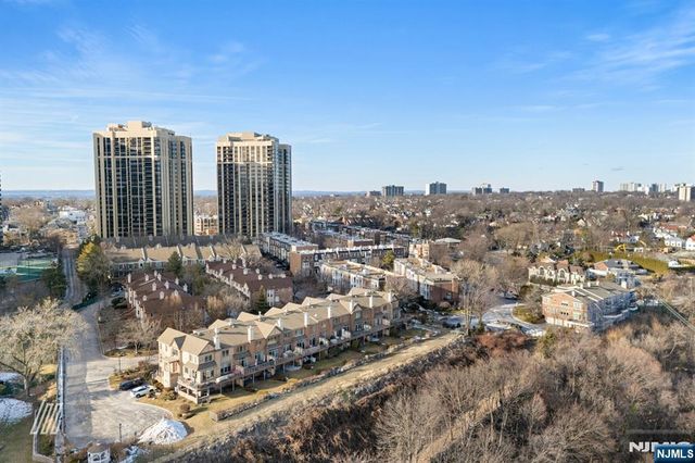 29 Victoria Place, Fort Lee, NJ 07024