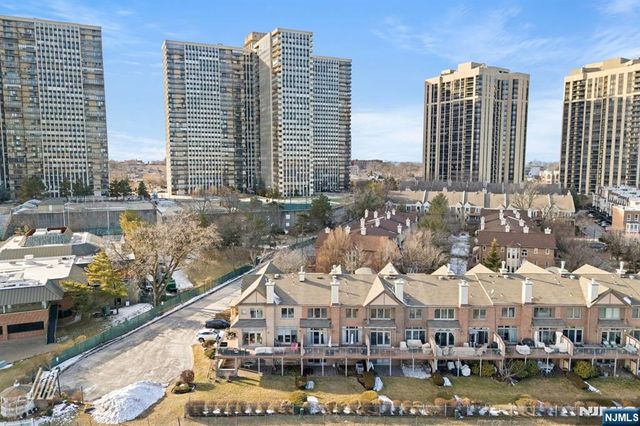 29 Victoria Place, Fort Lee, NJ 07024