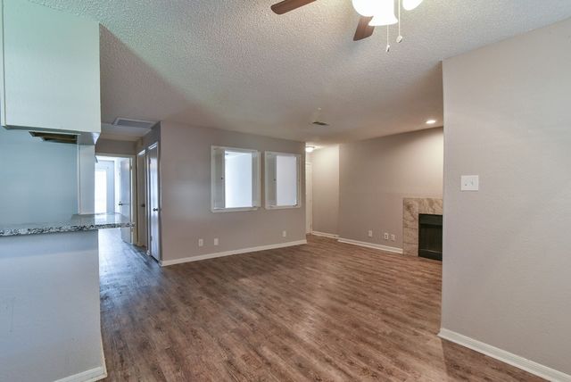 1906 Emerald Place 1214, Arlington, TX 76011