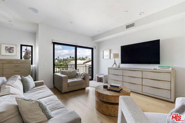 738 Parkman Avenue, Los Angeles, CA 90026