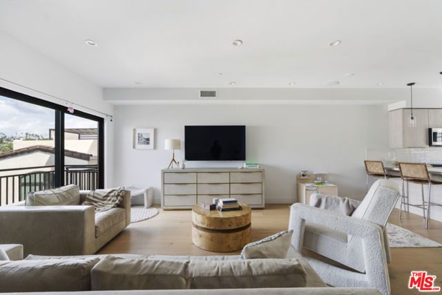 738 Parkman Avenue, Los Angeles, CA 90026