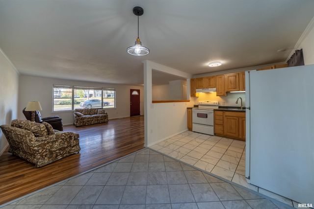 320 LAWNDALE Avenue, Creve Coeur, IL 61610