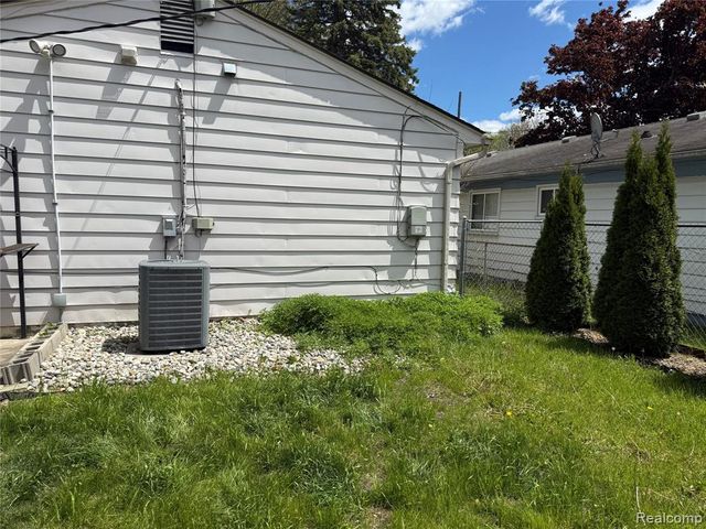 22017 Seminole Street, Southfield, MI 48033