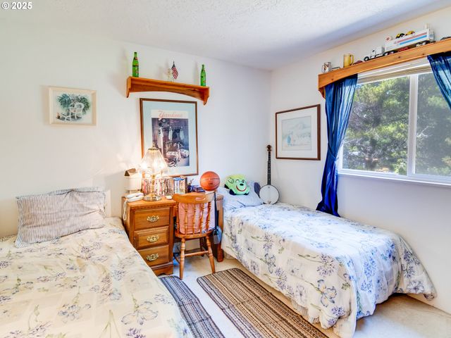 635 Se BALL Blvd, Waldport, OR 97394