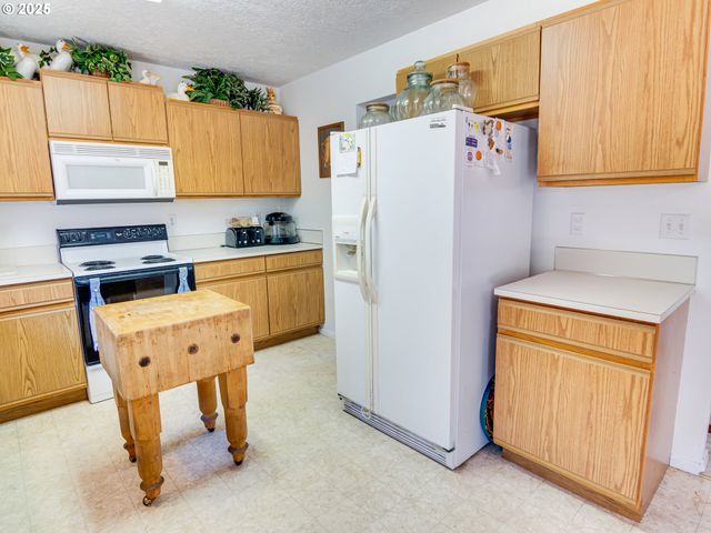 635 Se BALL Blvd, Waldport, OR 97394