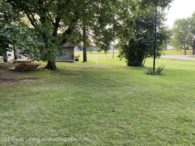 407 S Woodhull Road, Laingsburg, MI 48848