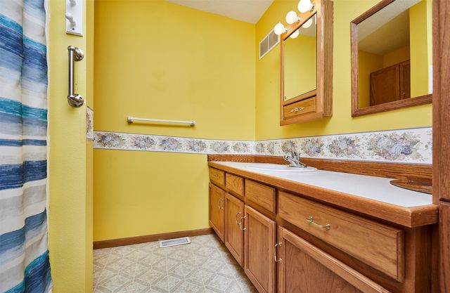 220 W Clay Street, Osceola, IA 50213