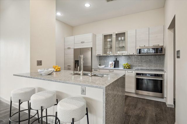 49 Briar Hollow Lane 103, Houston, TX 77027