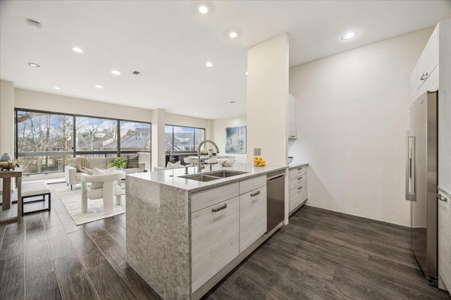 49 Briar Hollow Lane 103, Houston, TX 77027