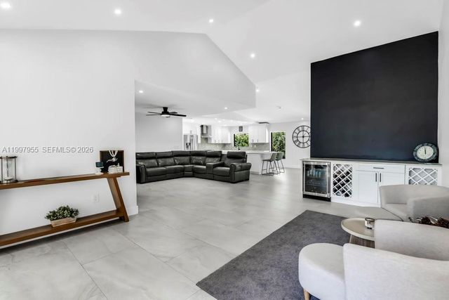 8611 SW 82nd Ter, Miami, FL 33143