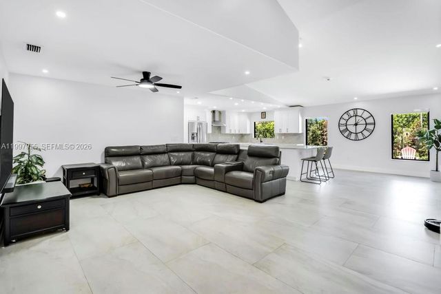 8611 SW 82nd Ter, Miami, FL 33143