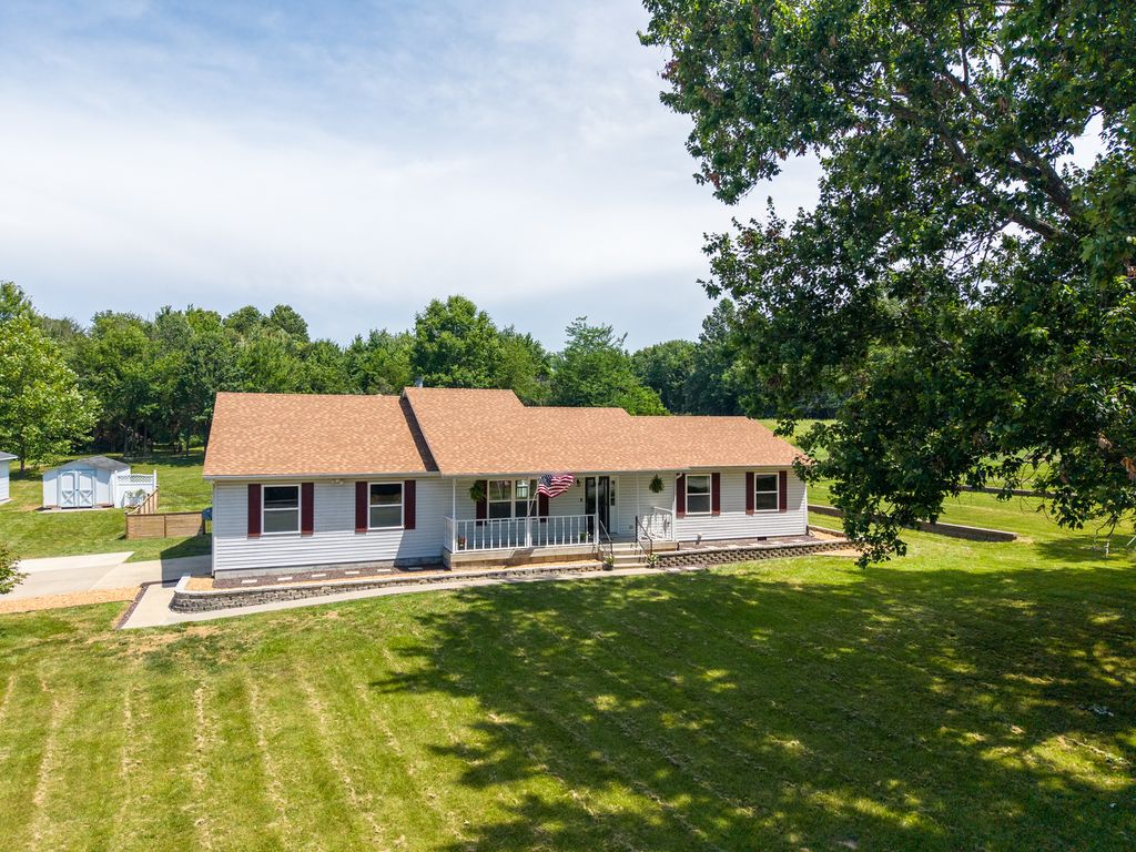 Image 1 of property listing at 12084 E Hutchison Road, Mt Vernon, IL 62864
