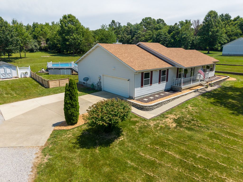 Image 2 of property listing at 12084 E Hutchison Road, Mt Vernon, IL 62864