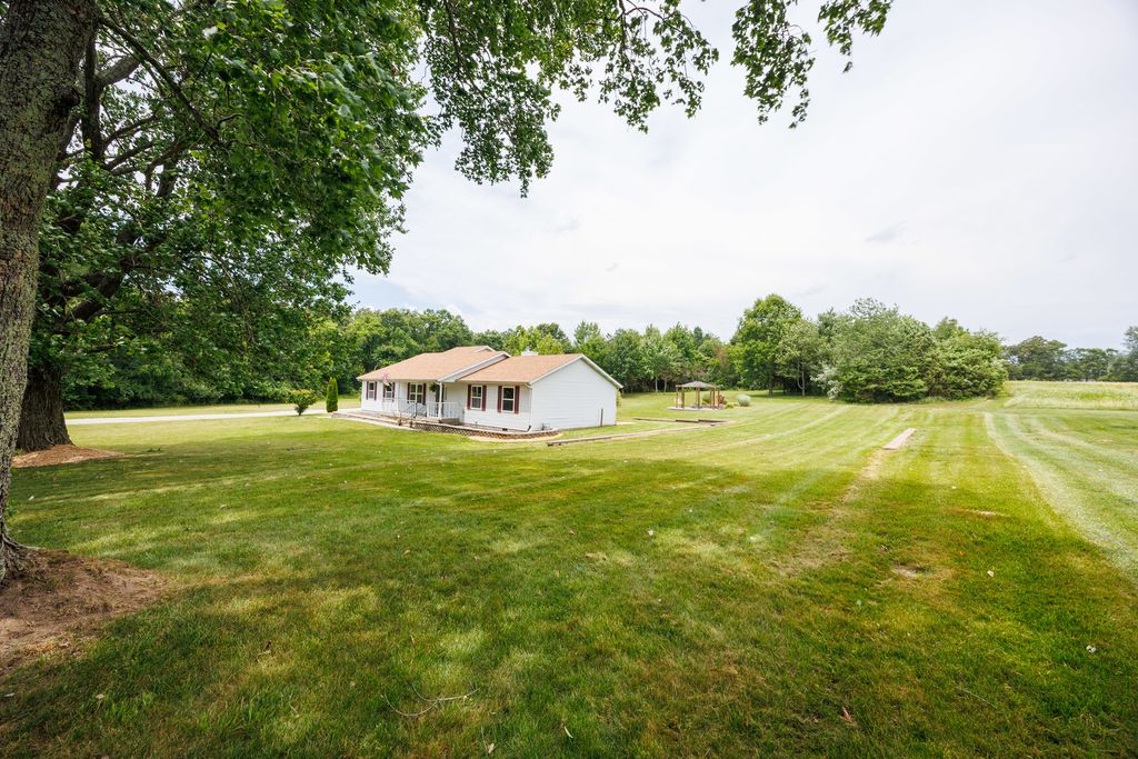 Image 11 of property listing at 12084 E Hutchison Road, Mt Vernon, IL 62864