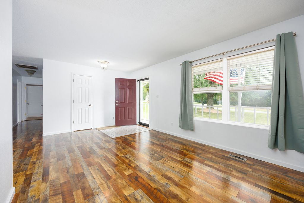 Image 12 of property listing at 12084 E Hutchison Road, Mt Vernon, IL 62864