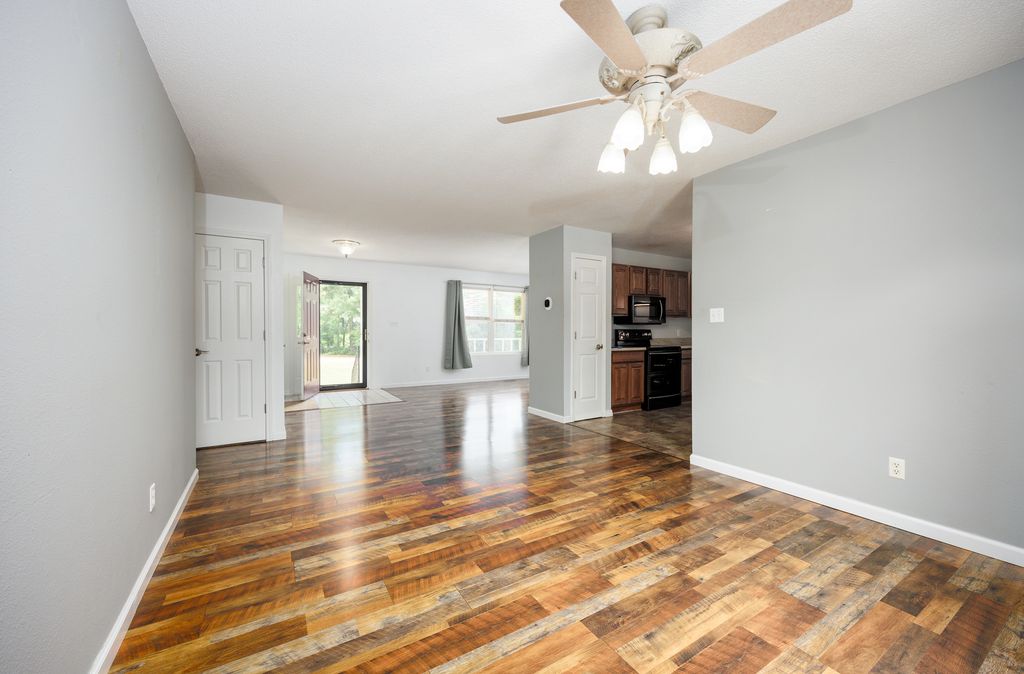 Image 13 of property listing at 12084 E Hutchison Road, Mt Vernon, IL 62864