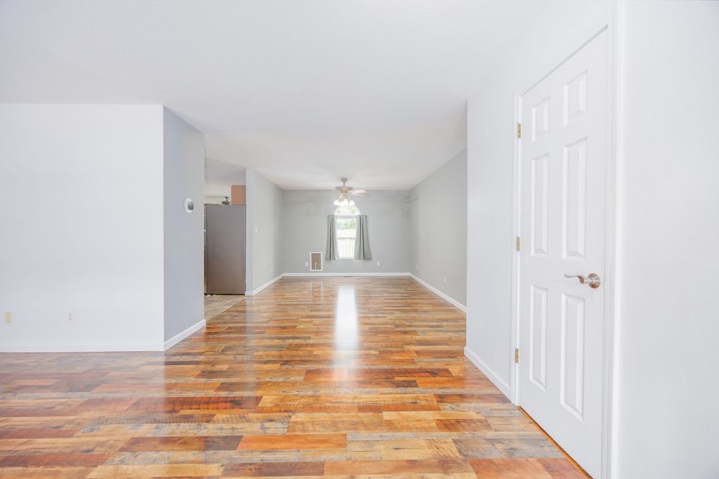 Image 14 of property listing at 12084 E Hutchison Road, Mt Vernon, IL 62864