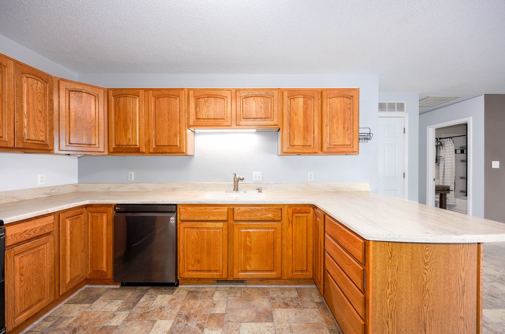 Image 15 of property listing at 12084 E Hutchison Road, Mt Vernon, IL 62864