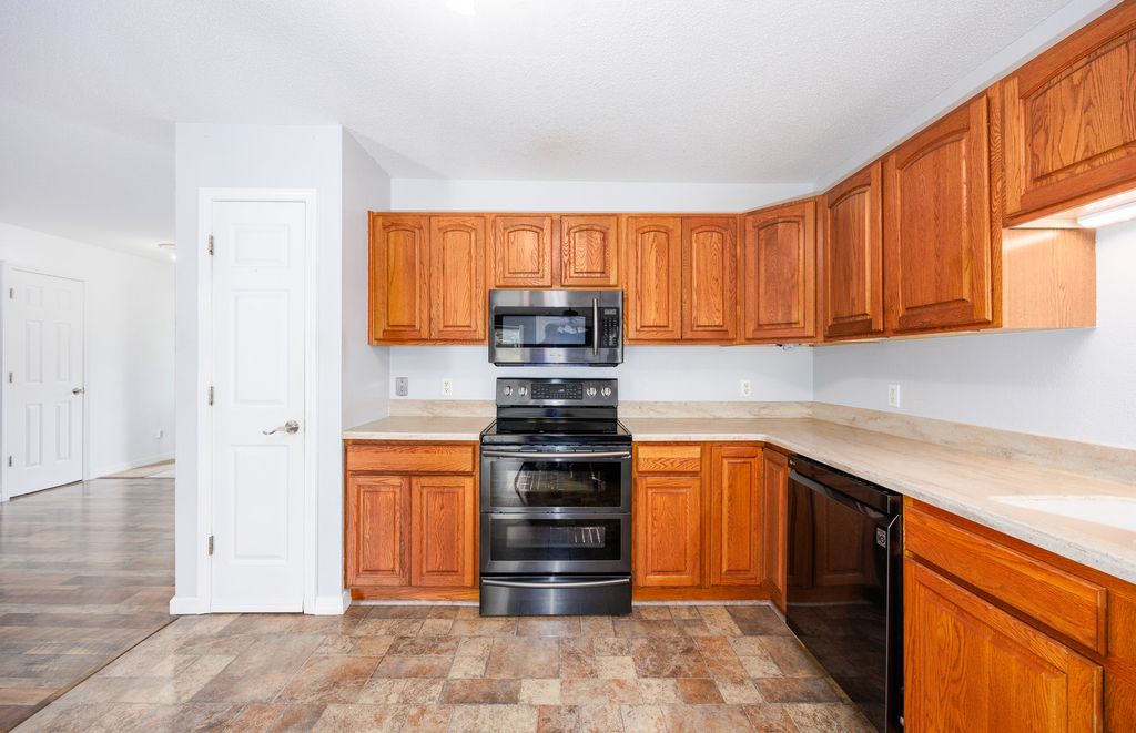 Image 16 of property listing at 12084 E Hutchison Road, Mt Vernon, IL 62864