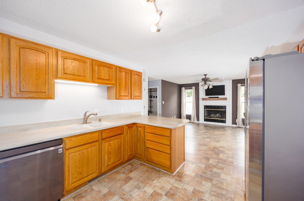 Image 17 of property listing at 12084 E Hutchison Road, Mt Vernon, IL 62864