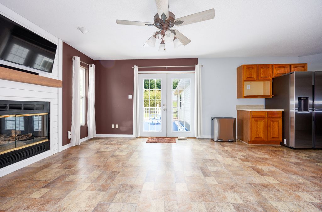 Image 19 of property listing at 12084 E Hutchison Road, Mt Vernon, IL 62864