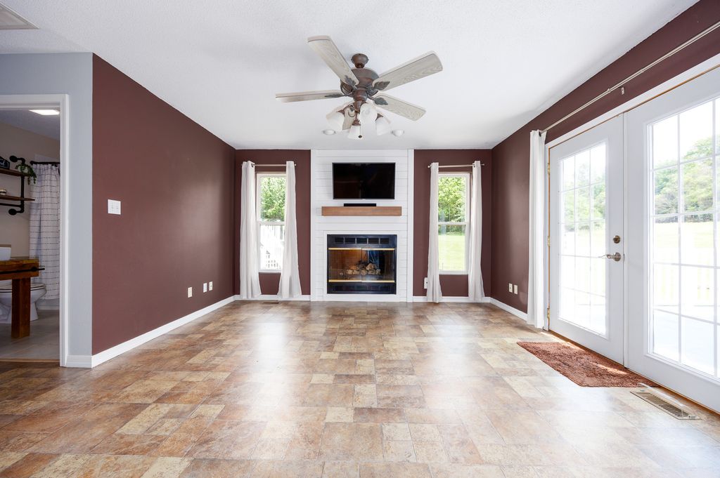 Image 20 of property listing at 12084 E Hutchison Road, Mt Vernon, IL 62864