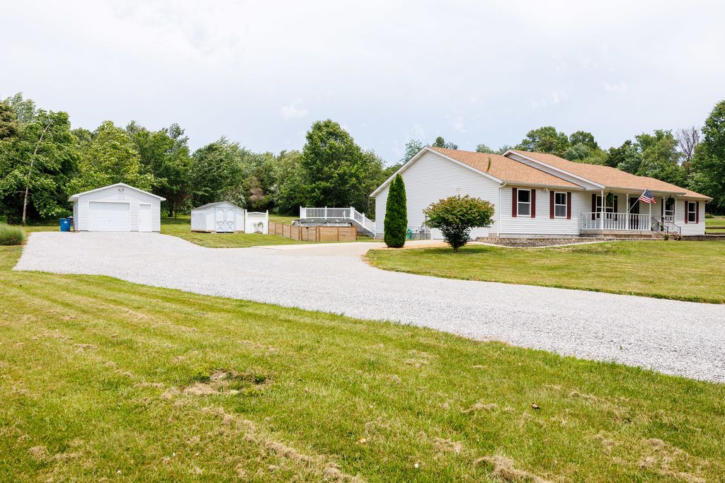 Image 3 of property listing at 12084 E Hutchison Road, Mt Vernon, IL 62864