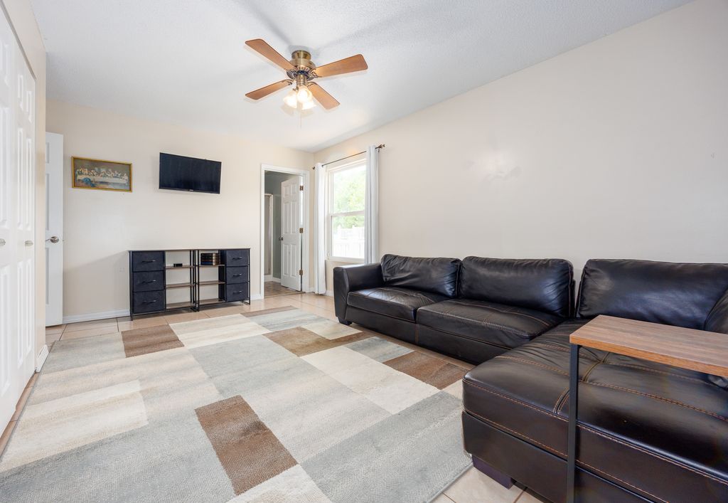 Image 23 of property listing at 12084 E Hutchison Road, Mt Vernon, IL 62864