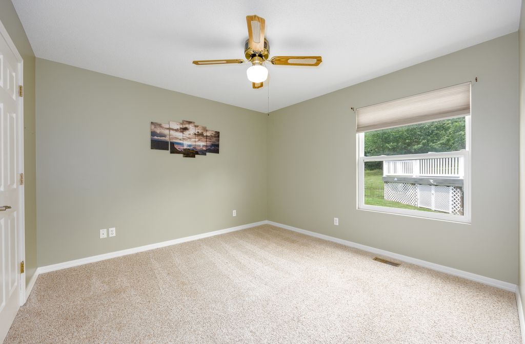 Image 27 of property listing at 12084 E Hutchison Road, Mt Vernon, IL 62864