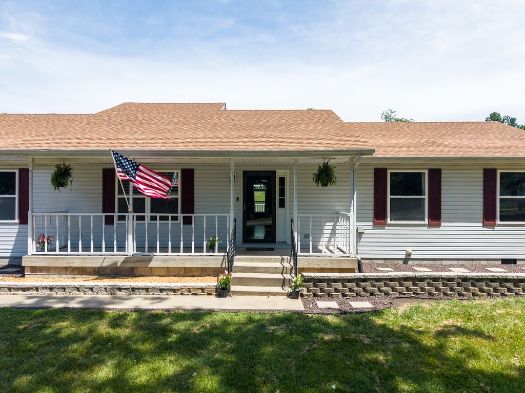 Image 4 of property listing at 12084 E Hutchison Road, Mt Vernon, IL 62864