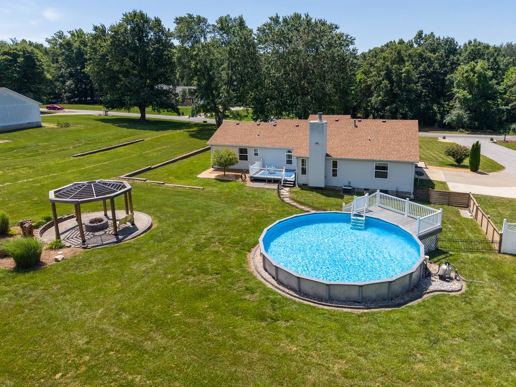 Image 5 of property listing at 12084 E Hutchison Road, Mt Vernon, IL 62864